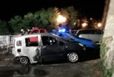 Auto in fiamme al Belvedere di Enna, forse una sigaretta…