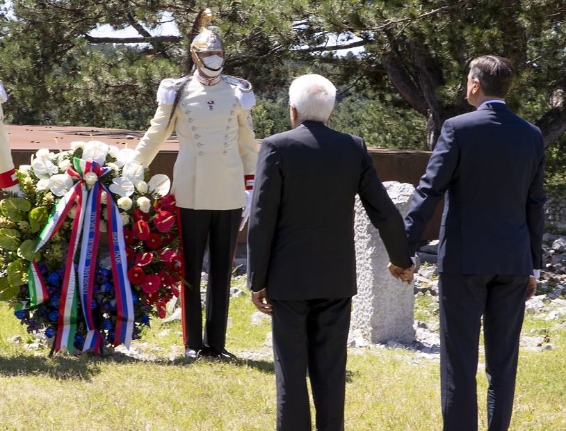 Incontro Mattarella e Pahor a Trieste, mano nella mano davanti a foiba