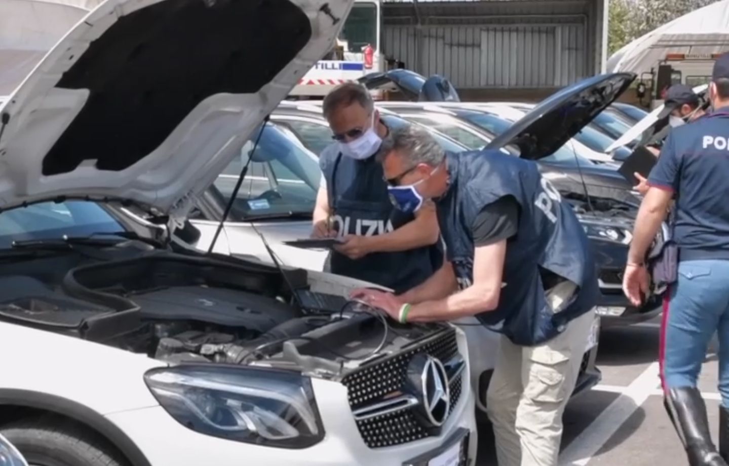 Riciclaggio internazionale di auto di lusso, arresti e sequestri