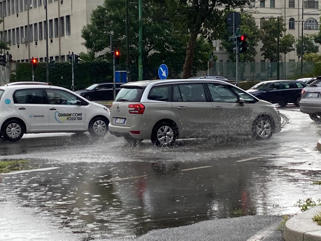 Bomba d’acqua su Milano, esonda il Seveso