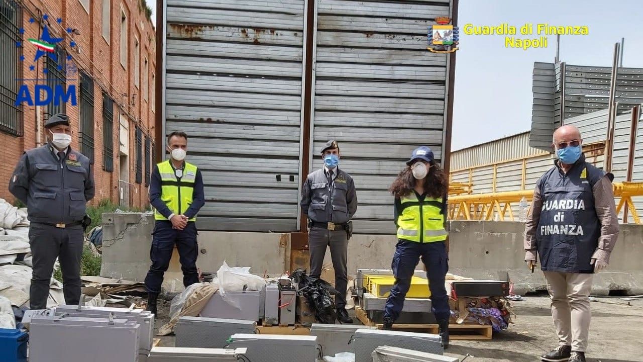 Napoli, sequestrate 42 tonnellate di rifiuti speciali diretti in Africa