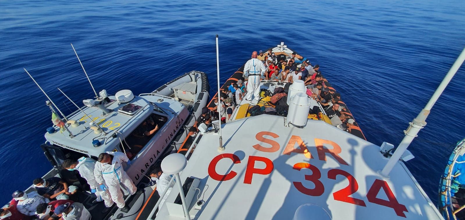 Nuovi sbarchi di migranti a Lampedusa, proseguono trasferimenti