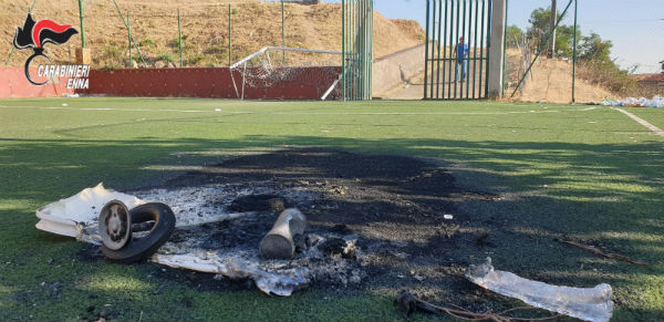 Troina – Danneggiato il campo di calcio comunale, denunciato giovane incensurato