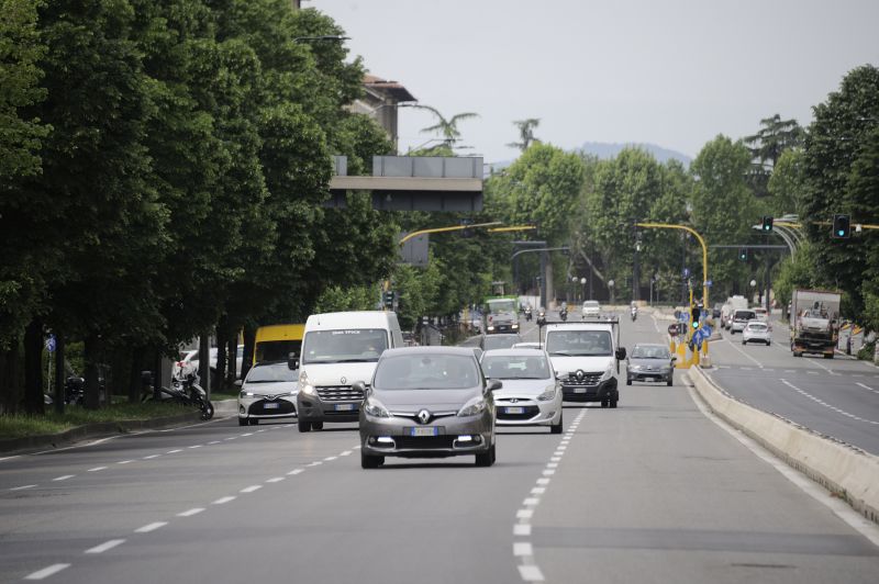 A luglio immatricolazioni auto in calo ma caduta rallenta