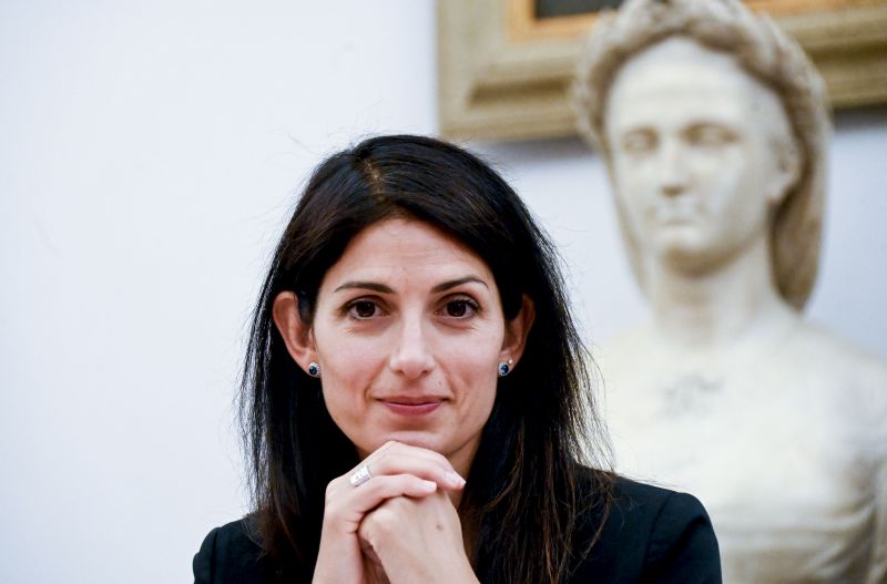 Roma, Raggi ai consiglieri M5s “Mi ricandido”