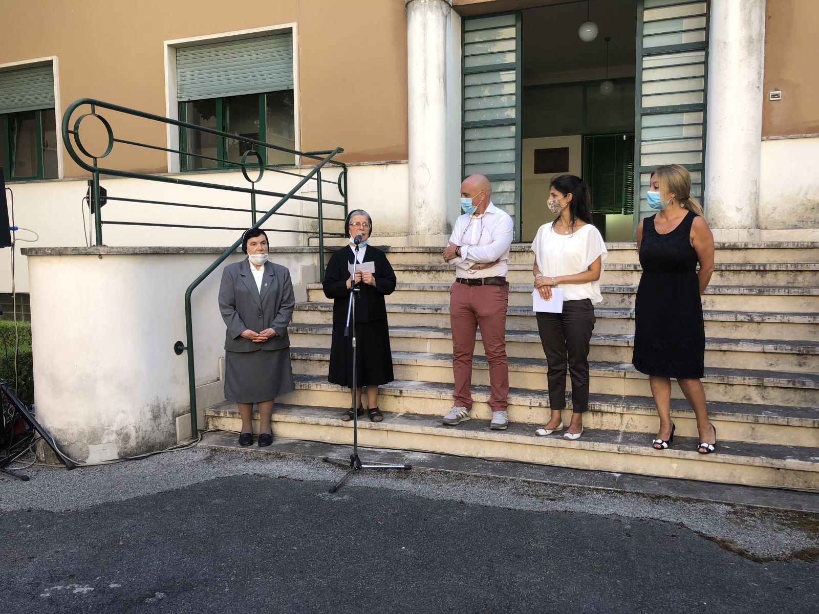Aule scuola in un istituto religioso a Roma, Raggi visita stabile