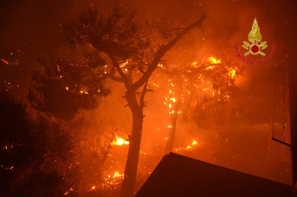 Incendio alle porte di Palermo, in 400 in fuga dalle case