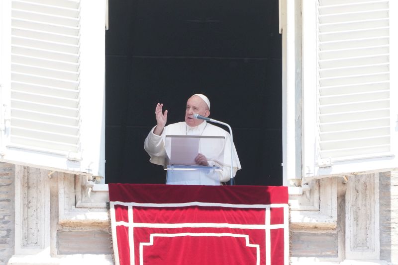 Papa “Croce non diventi monile o oggetto scaramantico”