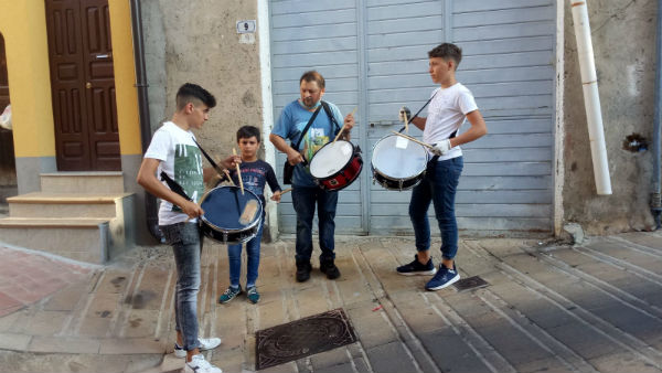 Gagliano C.to: Cristian, a soli 8 anni, suona il tamburo all’alba annunciando la festa del patrono