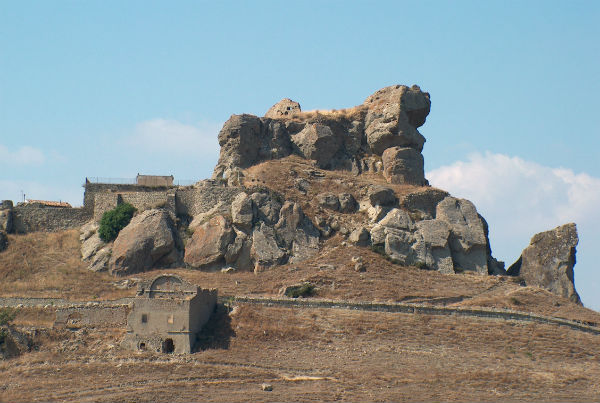 Torna a battere il cuore per l’antico castello di Cerami