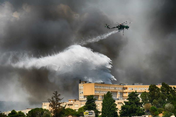 Bruciano i boschi a nord di Piazza Armerina, minacciate abitazioni e l’ospedale