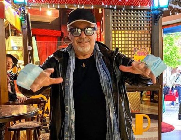 Vasco Rossi “Io la mascherina la metto anche sulle mani”