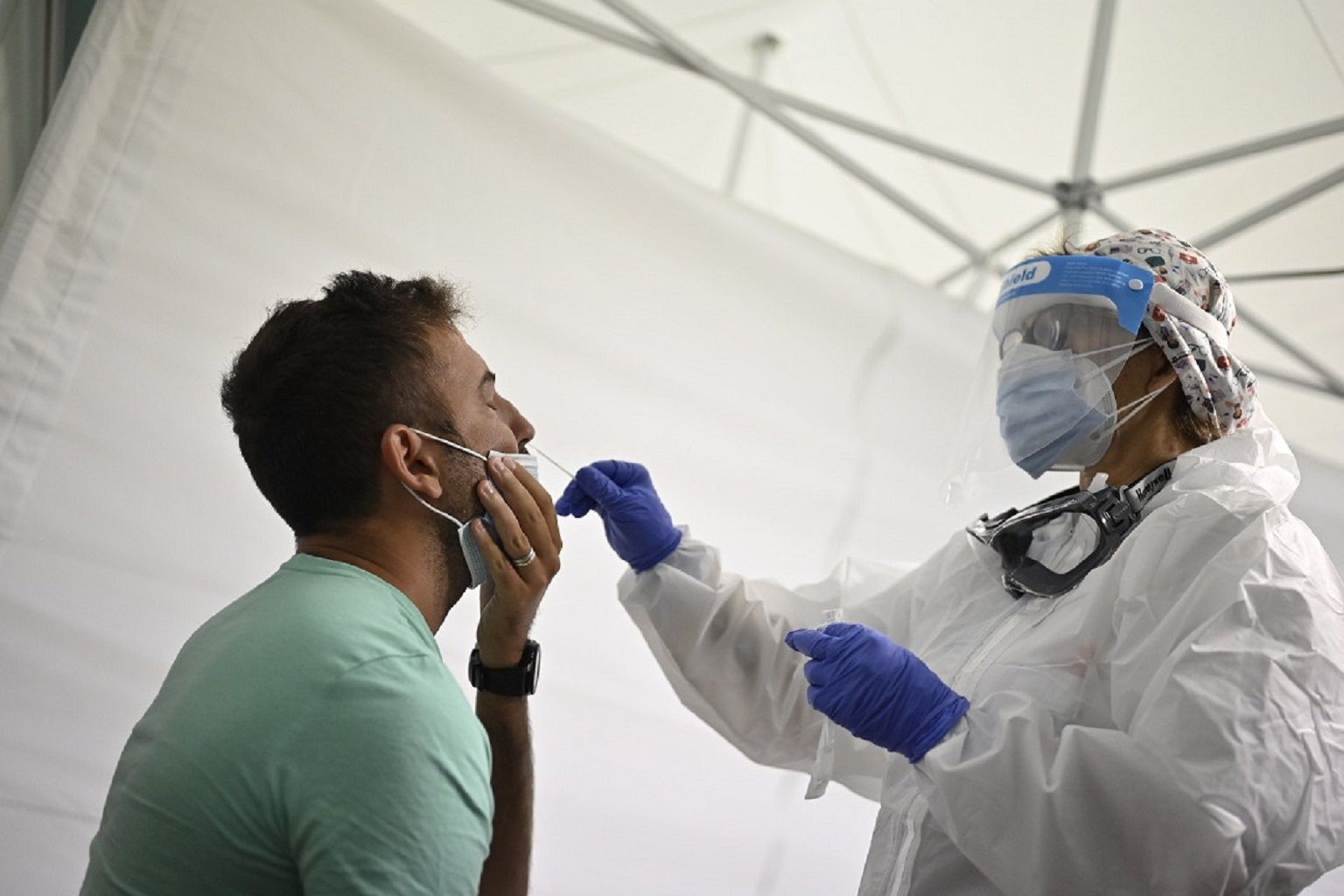 Coronavirus, in Sardegna test per chi sbarca e mascherine h24