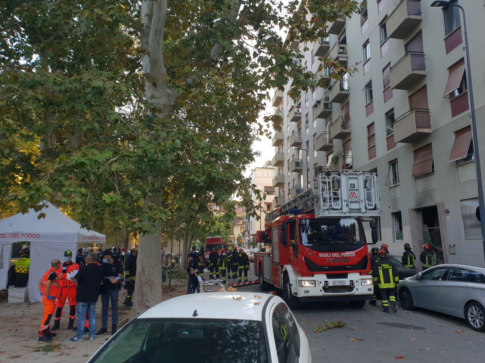 Esplosione in un condominio a Milano, 6 feriti di cui uno grave