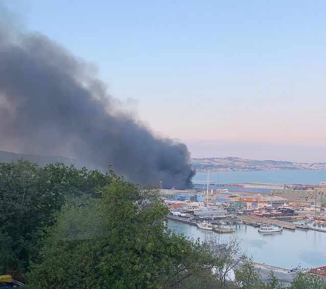 Incendio al porto di Ancona, in fiamme capannoni del cantiere navale