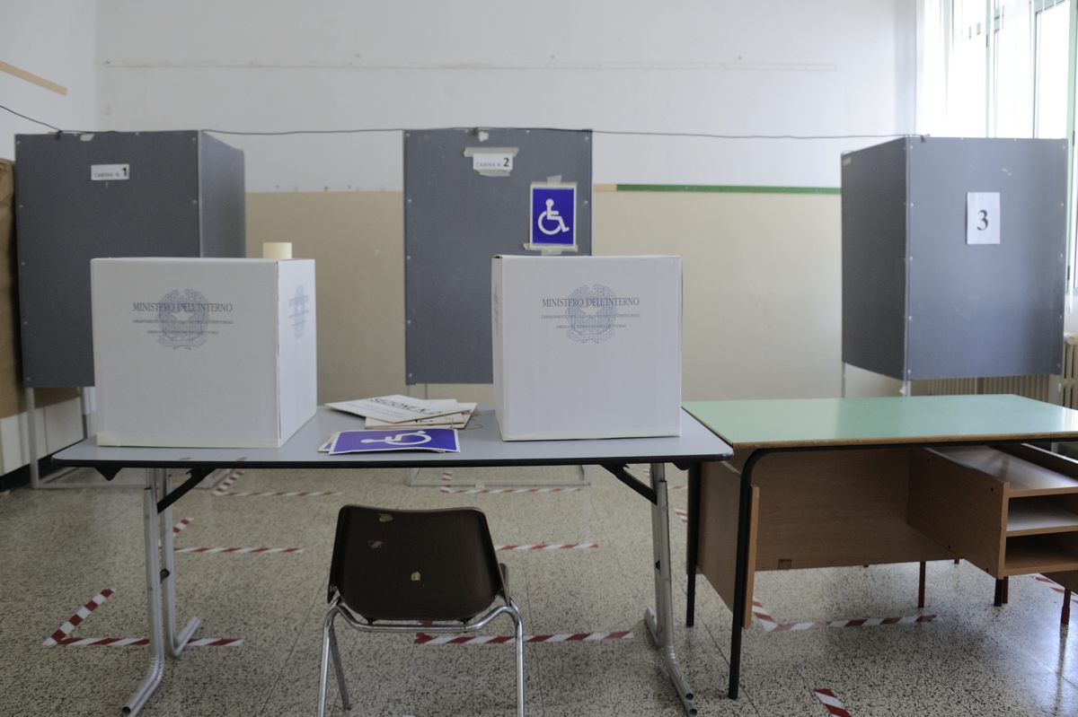 Referendum, alle 12 affluenza al 12,25%