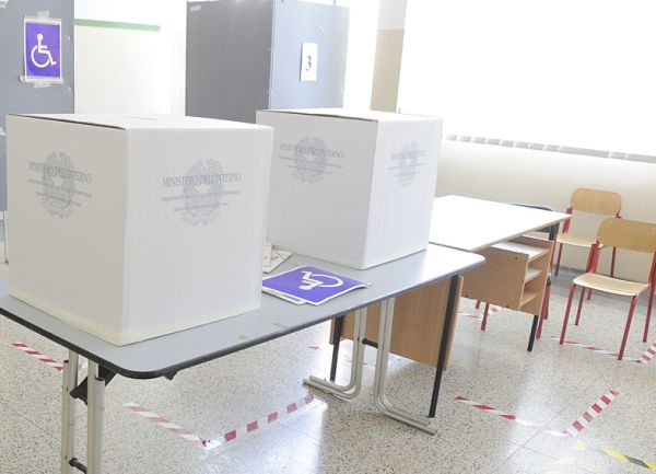 Referendum, alle 19 l’affluenza sfiora il 30%