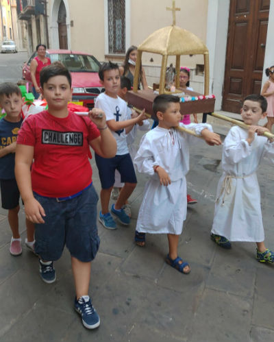Gagliano C.to: bambini portano San Cataldo in processione
