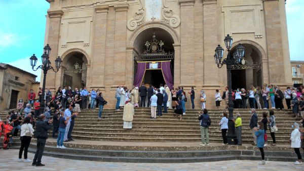 Enna. Culminato con uno scrosciante applauso all’uscita del Duomo e con il suono delle campane a festa l’ultimo saluto a Mons.Petralia