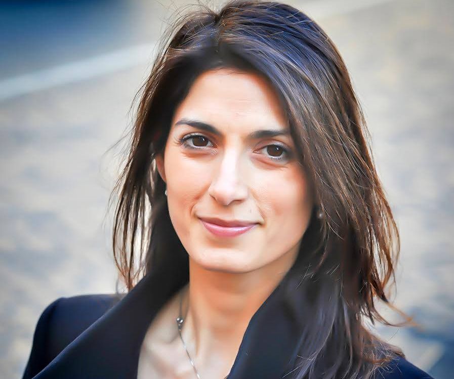 Coronavirus, Raggi in autoisolamento dopo positività capogabinetto