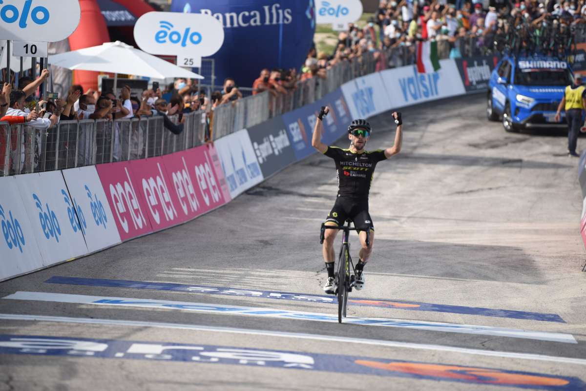 Positivo al coronavirus, Simon Yates si ritira dal Giro d’Italia