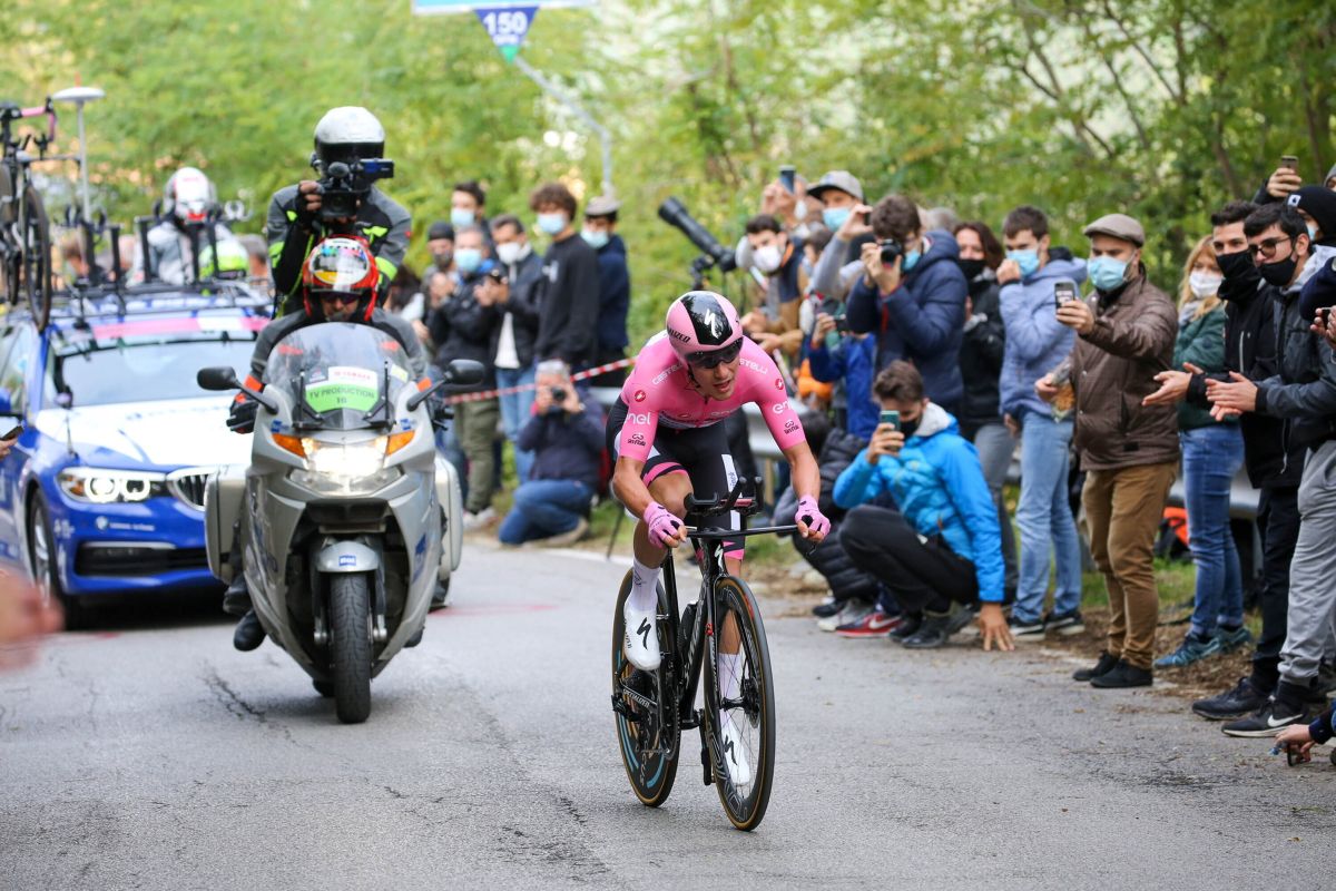 Geoghegan Hart vince 15^ tappa a Piancavallo, Almeida resta rosa