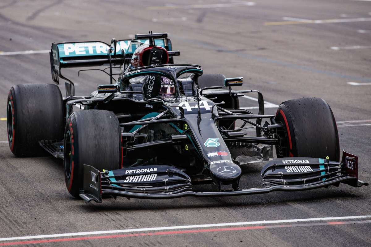 Hamilton in pole a Portimao, seconda fila per Leclerc