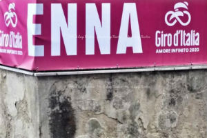 Terza tappa siciliana del Giro d’Italia. Partenza da Enna verso la cima dell’Etna – foto video