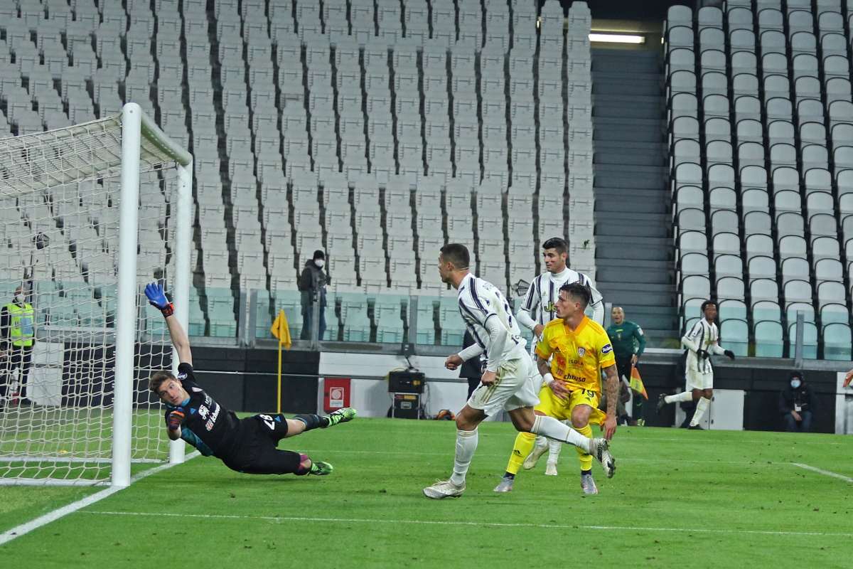 Ronaldo affonda il Cagliari, la Juve vince ed è seconda