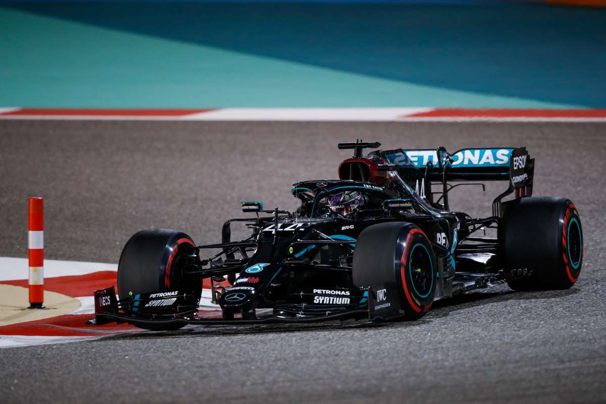 Hamilton in pole nel Gp del Bahrain, sesta fila per le Ferrari