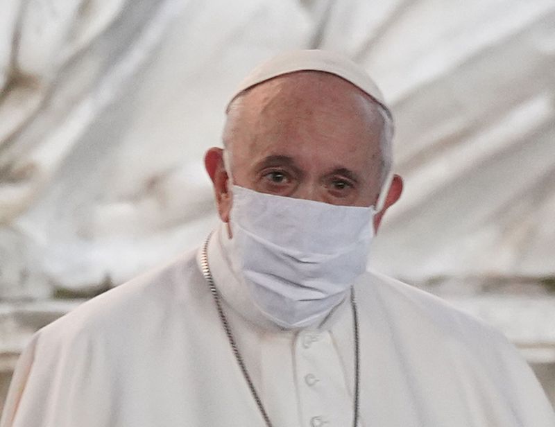 Papa “Vicino a medici e infermieri, grazie per la tenerezza”
