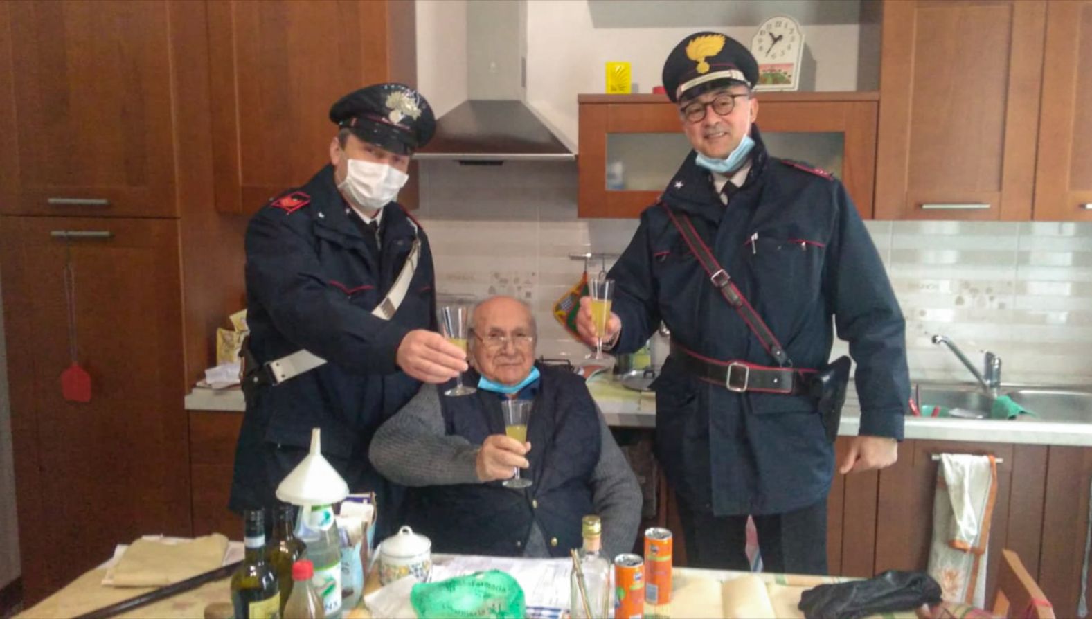 A 94 anni chiama i Carabinieri per il brindisi di Natale, “sono solo”