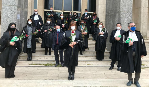 Tutele e diritti per i magistrati onorari. Flash mob davanti al tribunale di Enna