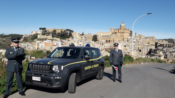 Piazza Armerina: scoperta una palestra aperta nonostante i divieti imposti dal governo. Sanzionato titolare e clienti