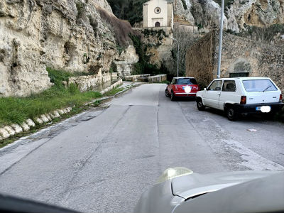 Enna. Le provinciali 81 e 81 bis pessimo stato e discariche a cielo aperto