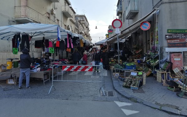 Il mercato al villaggio Aldisio, “bancarelle bloccano ingresso delle case”