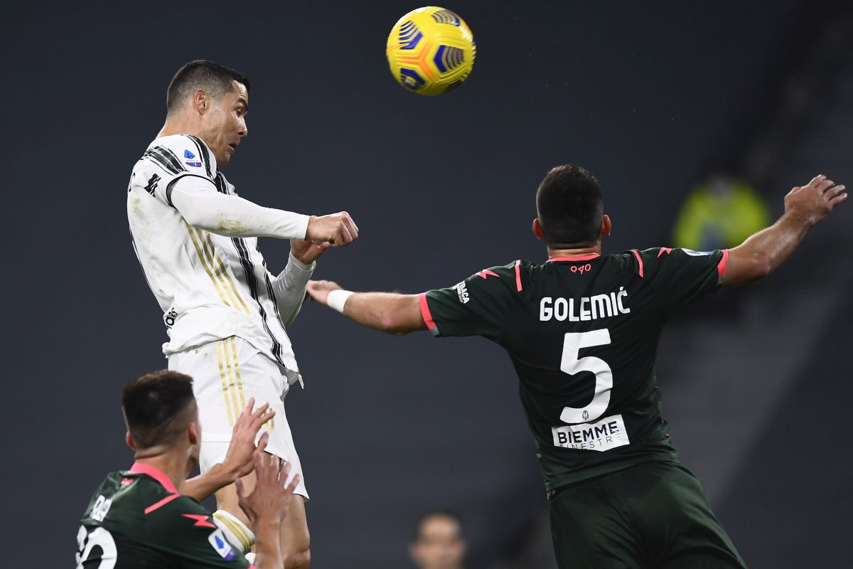 Ronaldo spinge la Juve, doppietta e 3-0 al Crotone