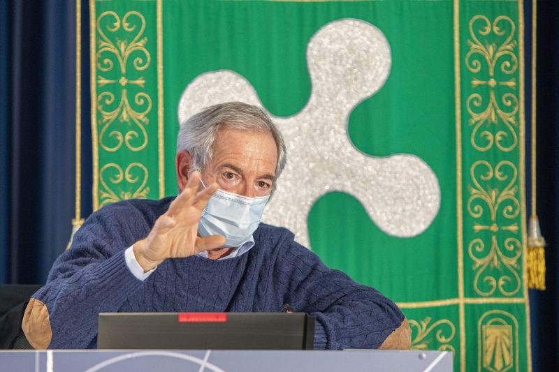 Bertolaso “Una dose di vaccino a tutti, le sole chiusure non bastano”