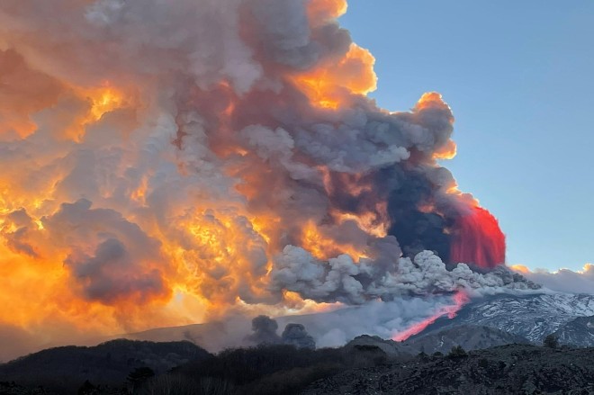 L’Etna fa paura: forti boati ed eruzione in corso, con fontane di lava