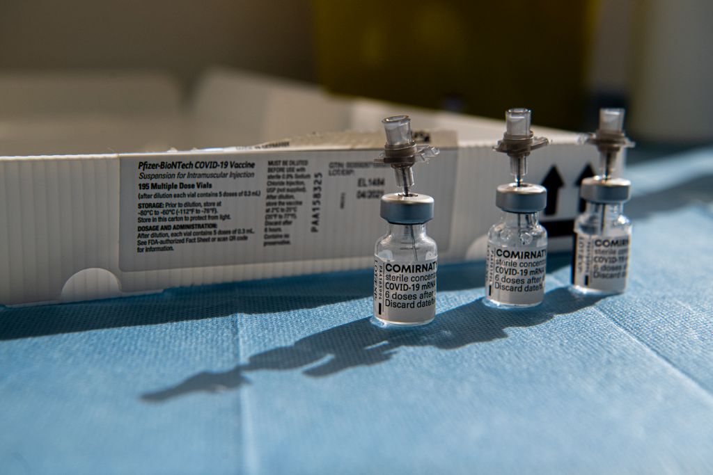 Vaccino, in arrivo alle Regioni 2,2 milioni di dosi Pfizer