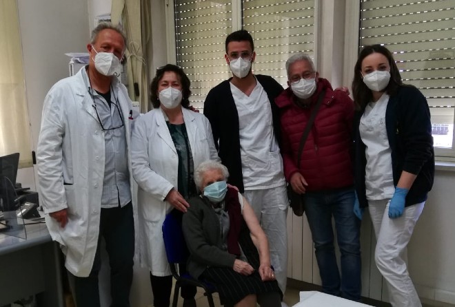 ASP Enna. Vaccinazione di prossimità a Barrafranca. Una signora di 100 anni la prima a essere vaccinata