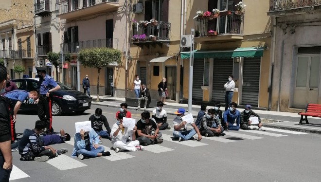 Villarosa: sit-in di un gruppo di minori stranieri non accompagnati, chiedono migliore condizione di vita