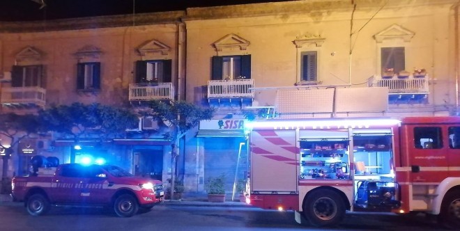 Enna. Incendio in un bar di via IV Novembre, cause in fase di accertamento