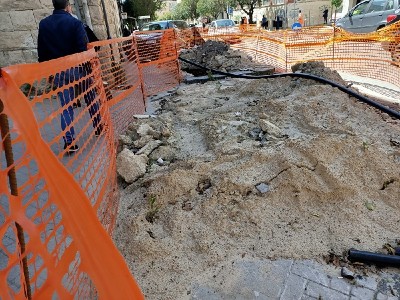 Enna. Da più di 4 messi nel viale Diaz uno per eliminare vecchio serbatoio di gasolio