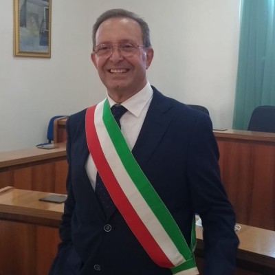 Pietraperzia: Consigliere opposizione sfonda la porta del Sindaco, dopo Consiglio comunale