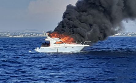 Barca in fiamme, Guardia Costiera di Trapani salva 13 persone