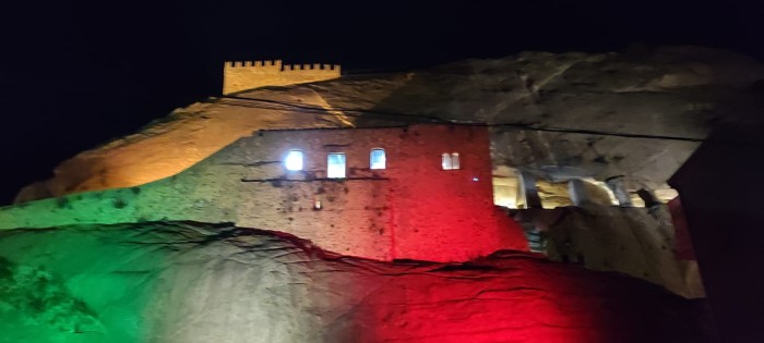 Si raccendono le luci sul castello di Sperlinga, simbolo di rinascita, nel giorno della festa della Repubblica