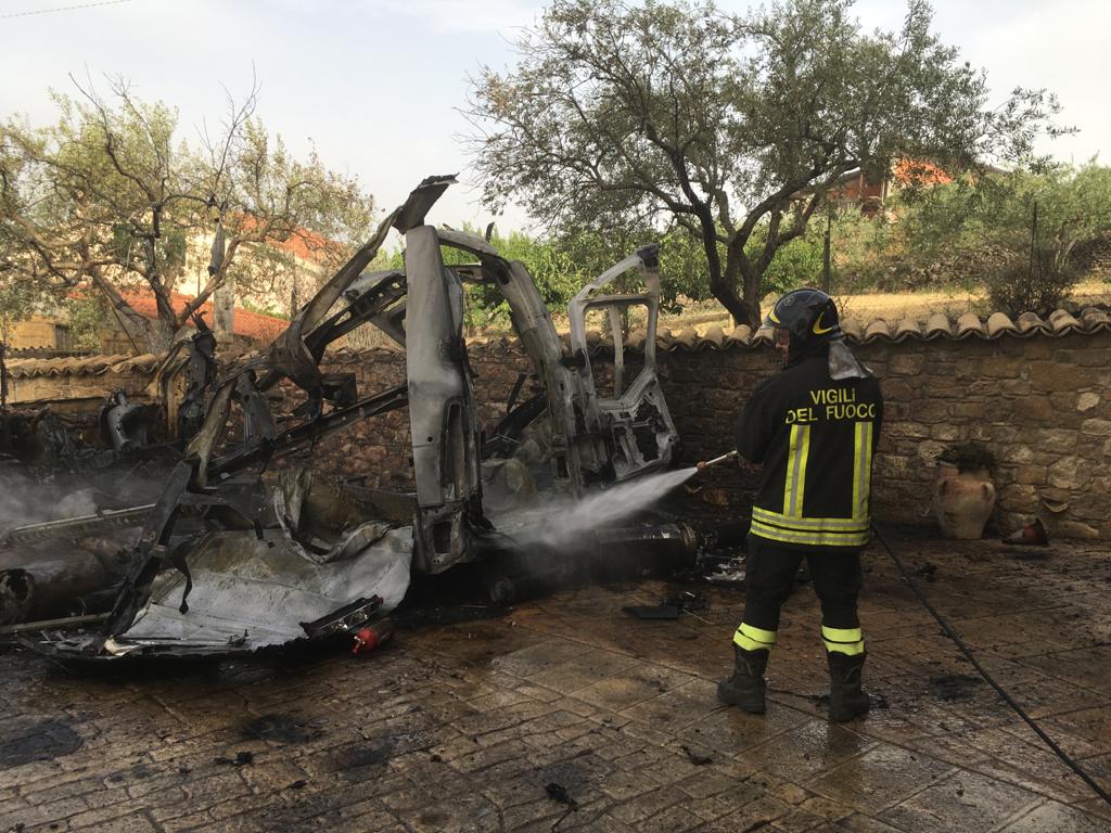 Agira: esplode bombola di ossigeno terapeutico, distrutto il furgone che la trasportava