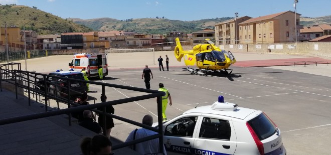 Valguarnera: ventenne feritosi con un coltello versa in gravi condizioni, trasferito con l’elisoccorso a Catania