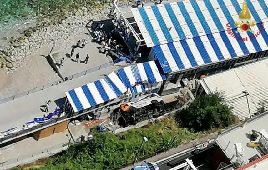 Bus precipita in una scarpata a Capri, morto l’autista, diversi i feriti